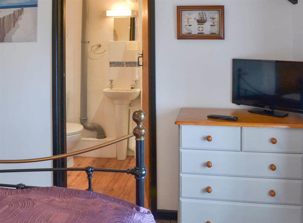 Delightful double bedroom with en-suite at Purlinney in Trebarwith, Delabole., Cornwall