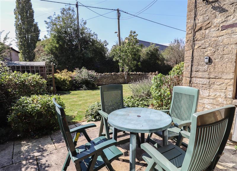 Enjoy the garden at Quaker Cottage, Milton-Under-Wychwood