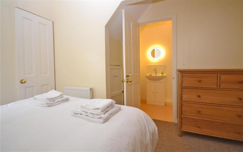 The double bedroom showing the en-suite at Quayside Flat in Looe