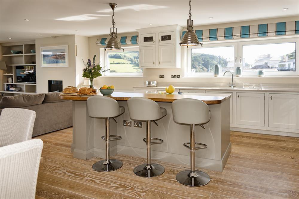 Beautifully designed kitchen with oak breakfast bar and stools (photo 2) at Quayside in , Salcombe
