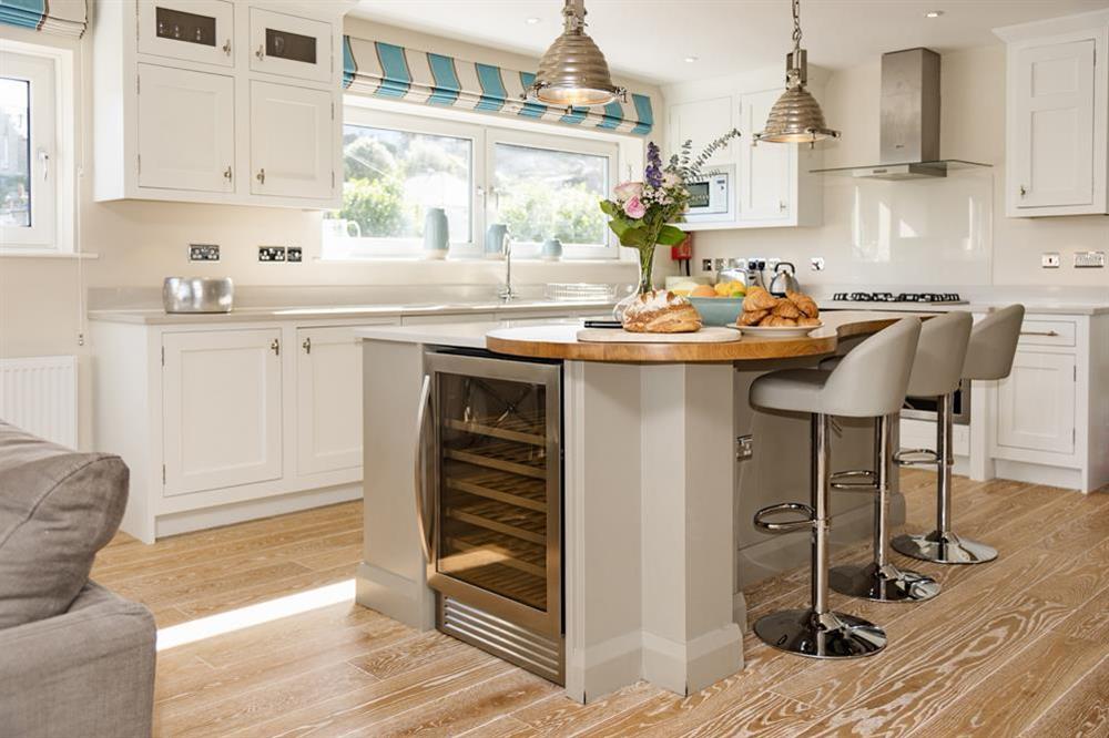 Beautifully designed kitchen with oak breakfast bar and stools (photo 3) at Quayside in , Salcombe