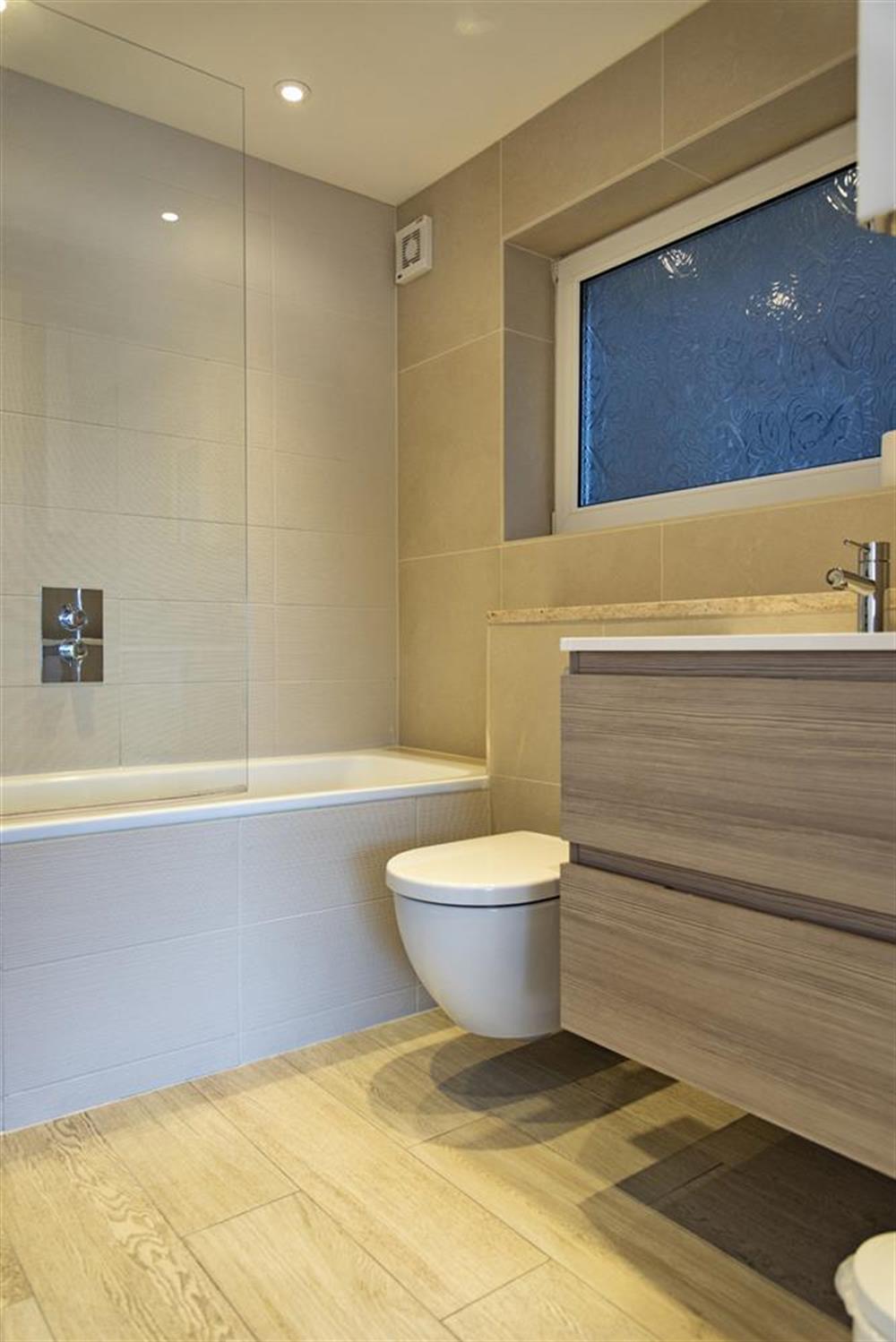 Beautifully tiled en suite bathroom at Quayside in , Salcombe