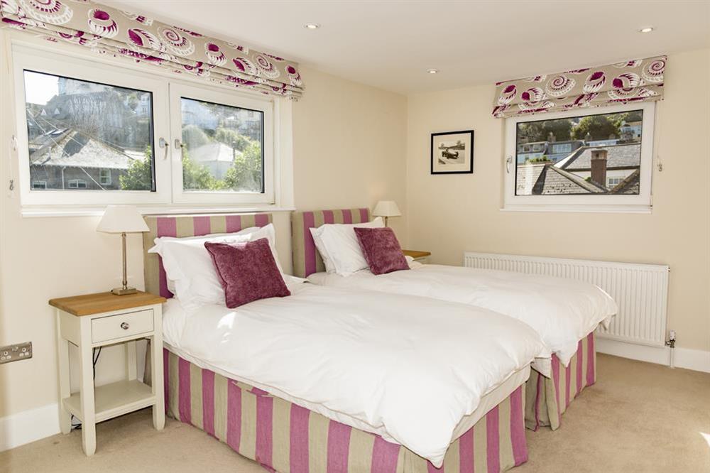 En suite twin bedroom with two single beds at Quayside in , Salcombe
