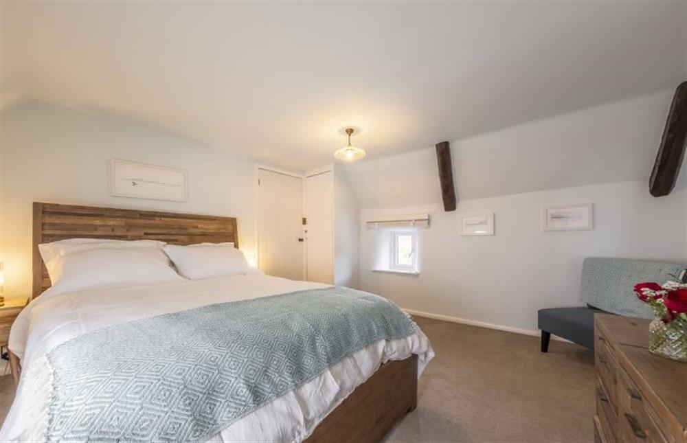 Master bedroom with 5’ king-size bed at Queenie’s Cottage, Wells-next-the-Sea