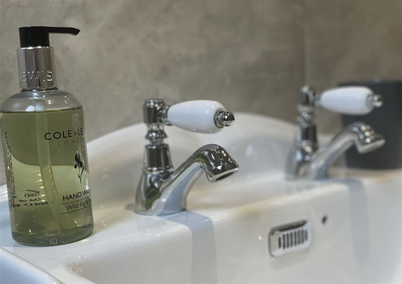 Bathroom at Queensbury Loft, Par