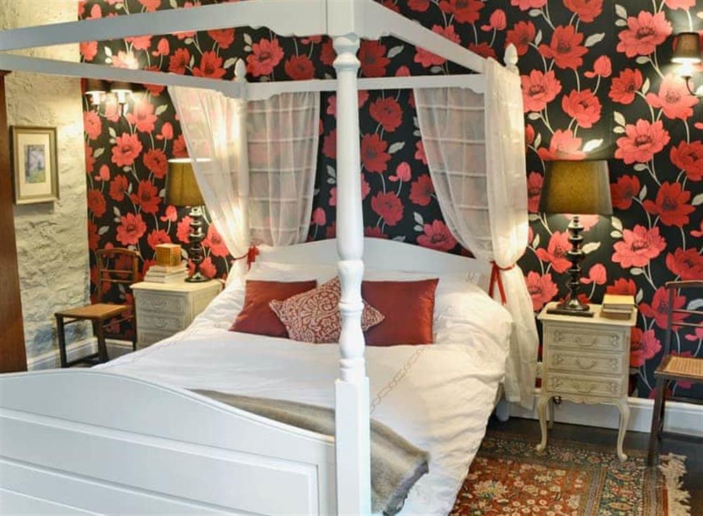 Four Poster bedroom at Ragwood Cottage in 
