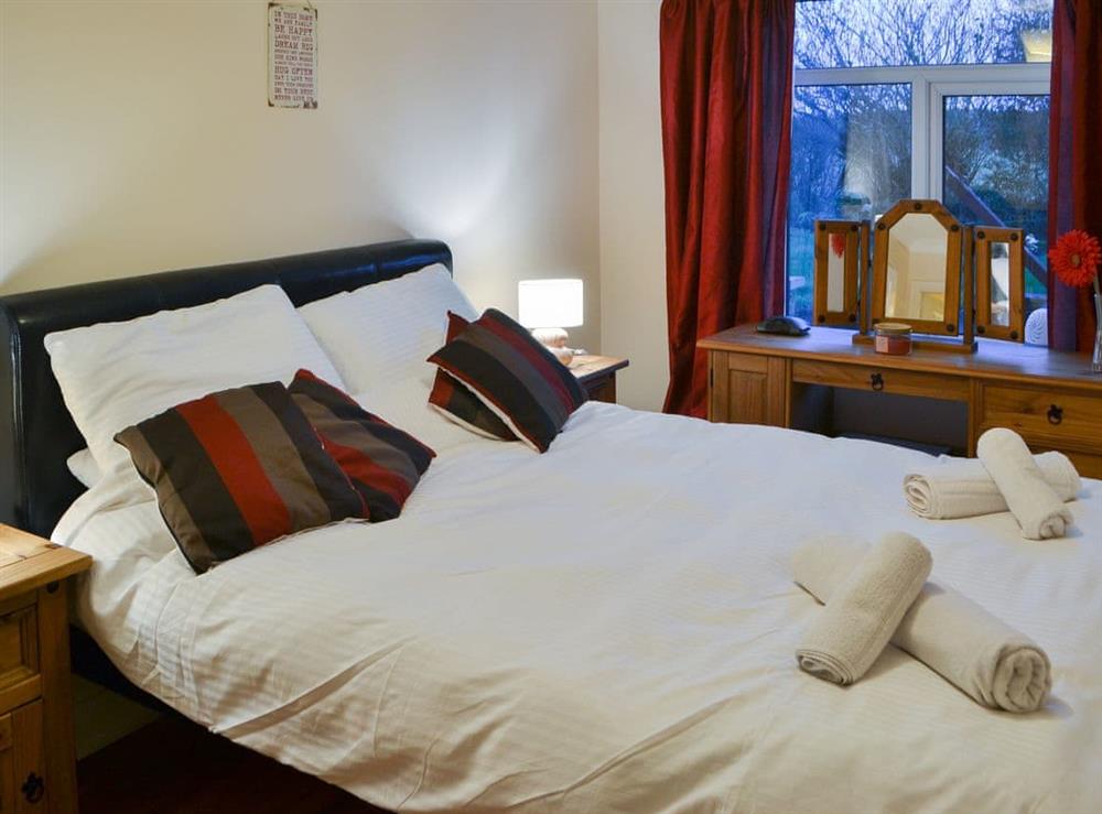 Relaxing en-suite double bedroom at Dove Cottage, 