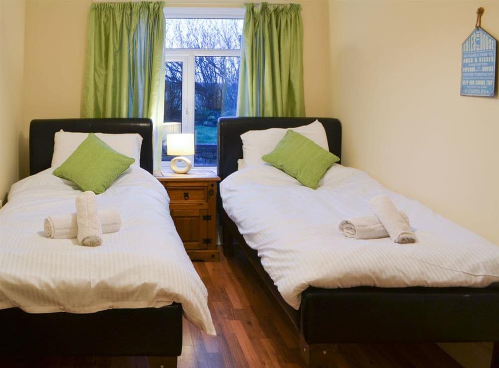 Twin bedroom with en-suite shower room at Dove Cottage, 