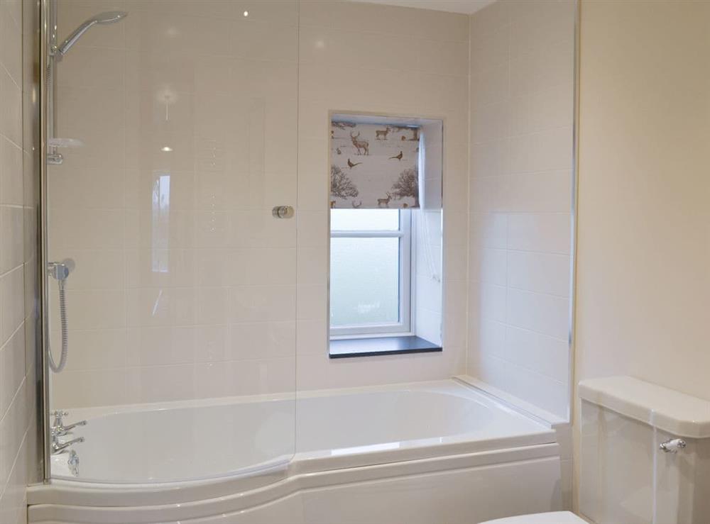 En-suite Bathroom with shower over bath at Cow Slip, 