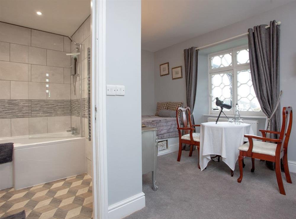 Master bedroom with en-suite at Ranscombe House in Brixham, Devon