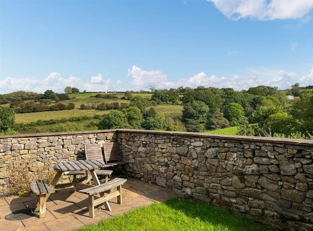 Sitting-out-area at Ravenscliffe Cottage in Ashbourne, Derbyshire