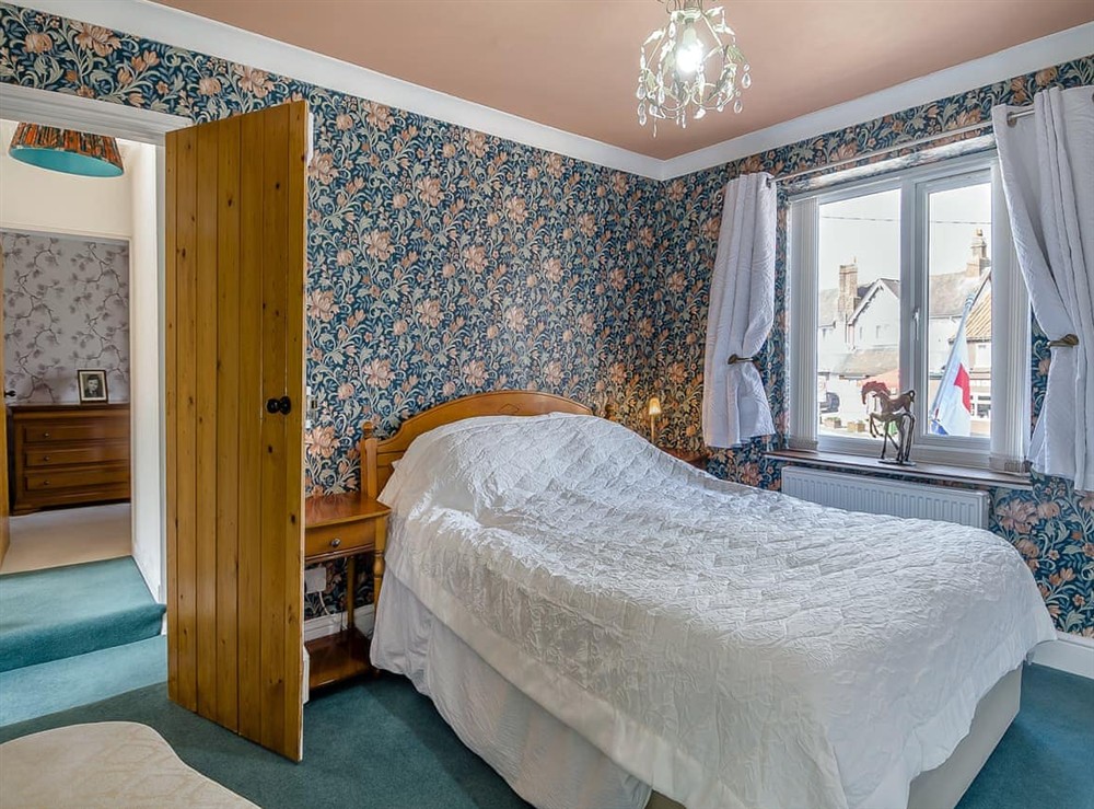 Double bedroom (photo 4) at Ravensmere Villa in Beccles, Warwickshire