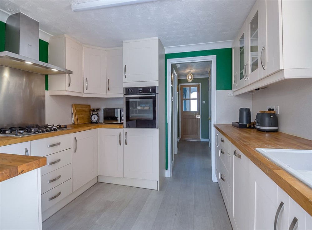 Kitchen (photo 2) at Ravensmere Villa in Beccles, Warwickshire