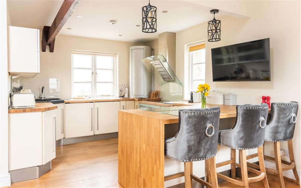 Large fully-equipped kitchen with breakfast bar. at Rayland House in Haytor