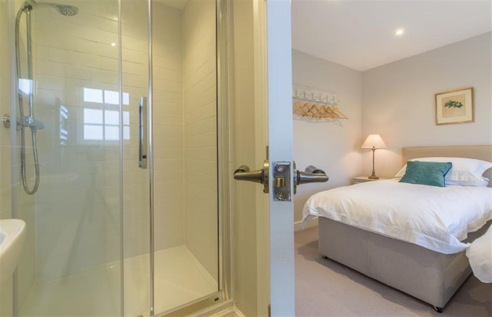Ground floor: Bedroom two has walk-in en-suite shower at Red Gables, Burnham Market near Kings Lynn