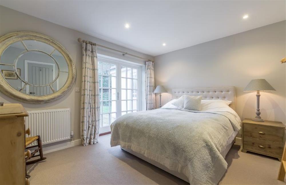 Ground floor: Master bedroom has a king-size bed and en-suite bathroom at Red Gables, Burnham Market near Kings Lynn