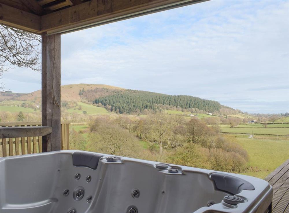 Hot tub at Red Kite Lodge in Kington, Powys