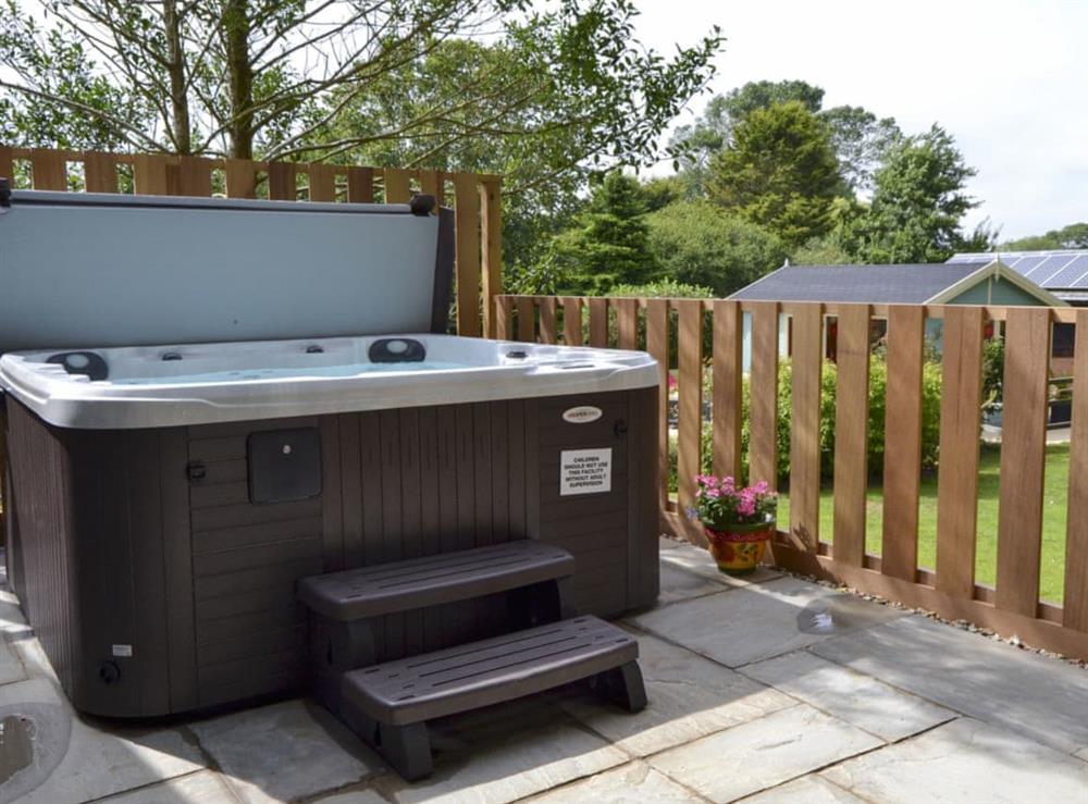 Private hot tub for 6 at Red Squirrel Cottage in Whitwell, near Ventor, Isle of Wight