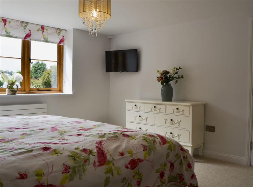 Tranquil bedroom with super kingsize bed and en-suite (photo 2) at Red Squirrel Cottage in Whitwell, near Ventor, Isle of Wight