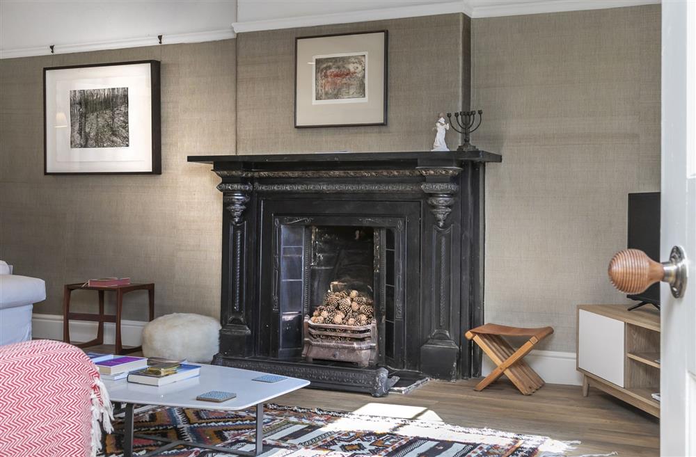 Sitting room with ornamental fireplace