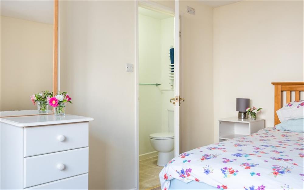 Twin bedroom with en suite shower room  at Rest Harrow in Salcombe