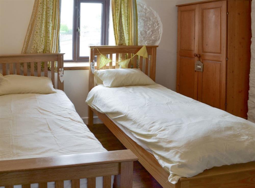 Good-sized twin bedroom at Revels Retreat in Brixham, Devon
