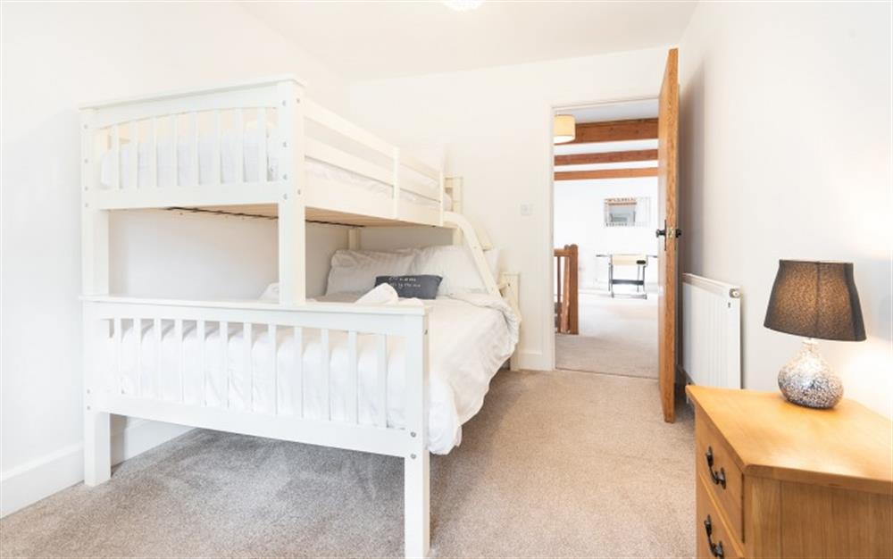 Double bed and single bunk at Revelstoke Park House in Noss Mayo