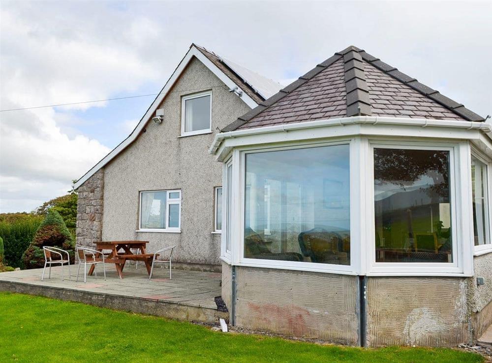 Patio with garden furniture at Rhandir-Mwyn in Caernarfon, Gwynedd