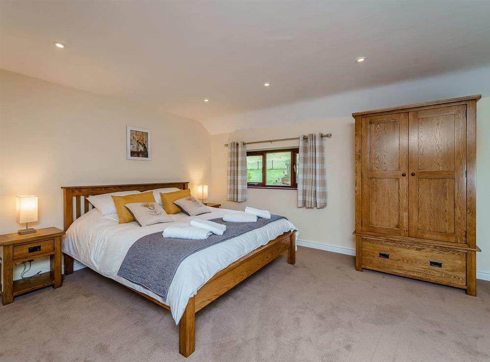 Comfortable bedroom with en-suite at Rhiew Bank in Bwlch-y-ffridd, near Newtown, Powys
