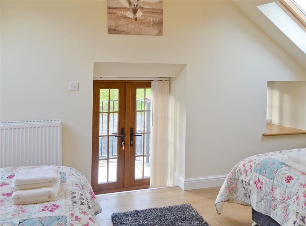 Stylish twin bedroom at Rhiwal Kitty in Bodedern near Holyhead, Gwynedd