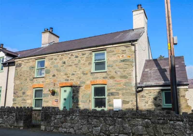 Outside at Rhows, Niwbwrch (Newborough)