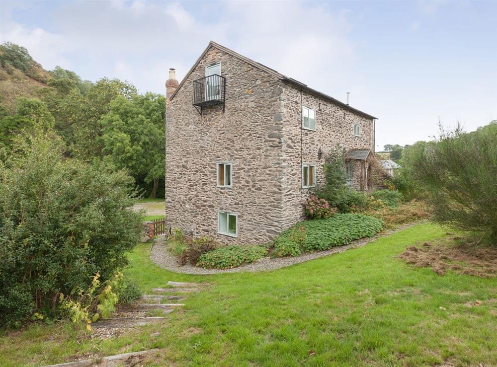 Outstanding holiday home at Rhydloes Mill in Llansilin, near Oswestry, Powys