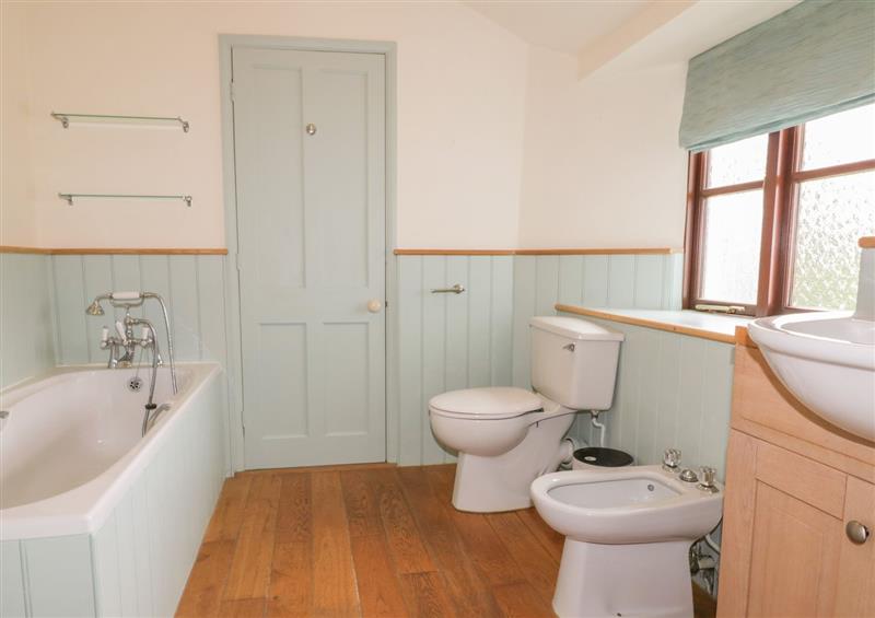 The bathroom at Ribby Farmhouse, Lerryn