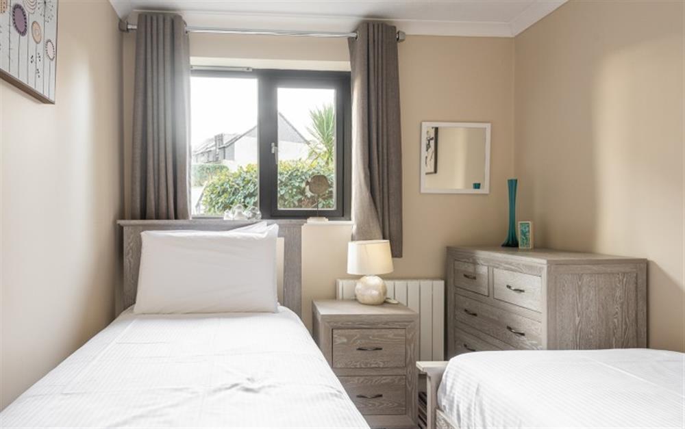 The colour scheme in the master bedroom extends into the twin bedroom. at Ridges 4 in Maenporth