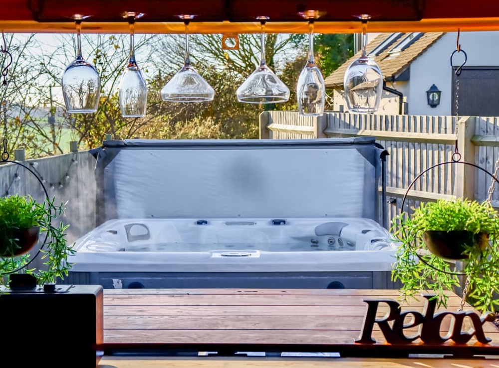 Hot tub at Ridgeway Cabin in East Isley, near Reading, Berkshire