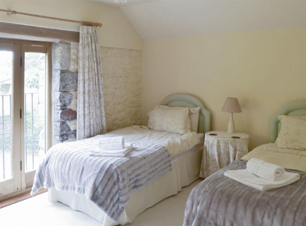 Light and airy twin bedroom at Ringslade Barn in Highweek, near Newton Abbot, Devon