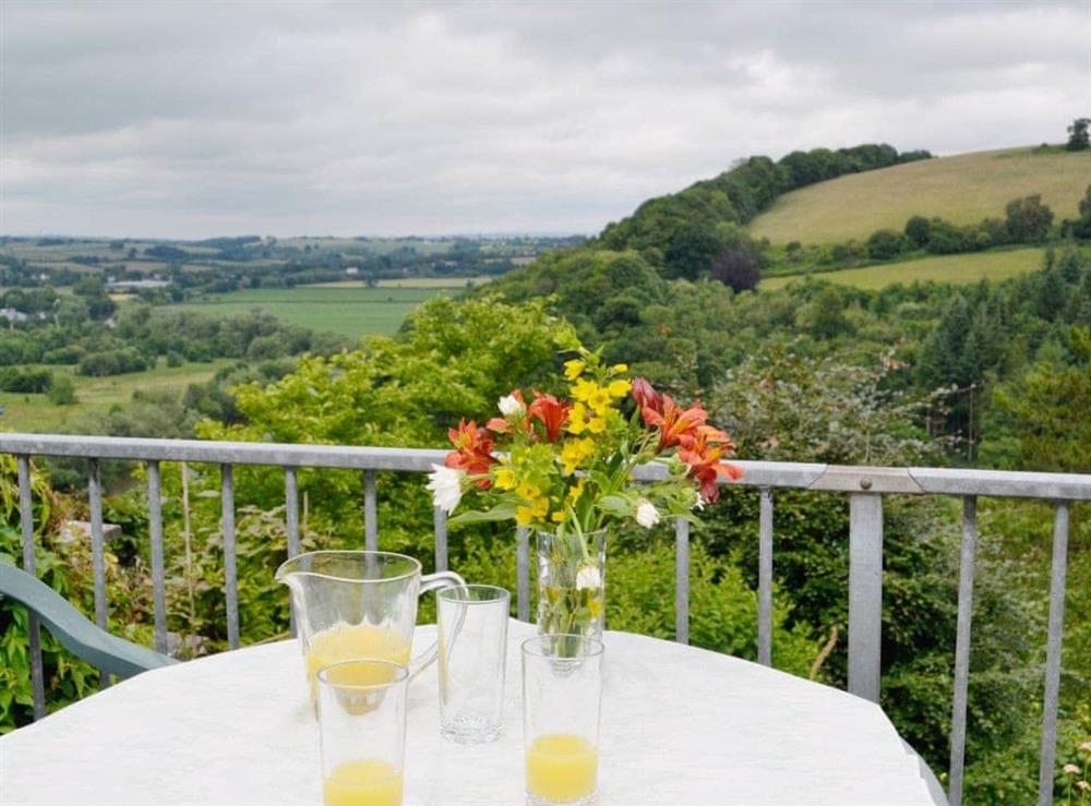 Outdoor eating area at River Wye View Cottage in Symonds Yat, Ross-on-Wye, Herefordshire