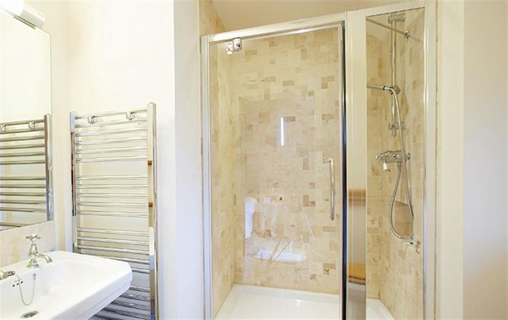En-suite shower room to master double bedroom with 6’ zip and link bed at Riverain, Nr Greystoke