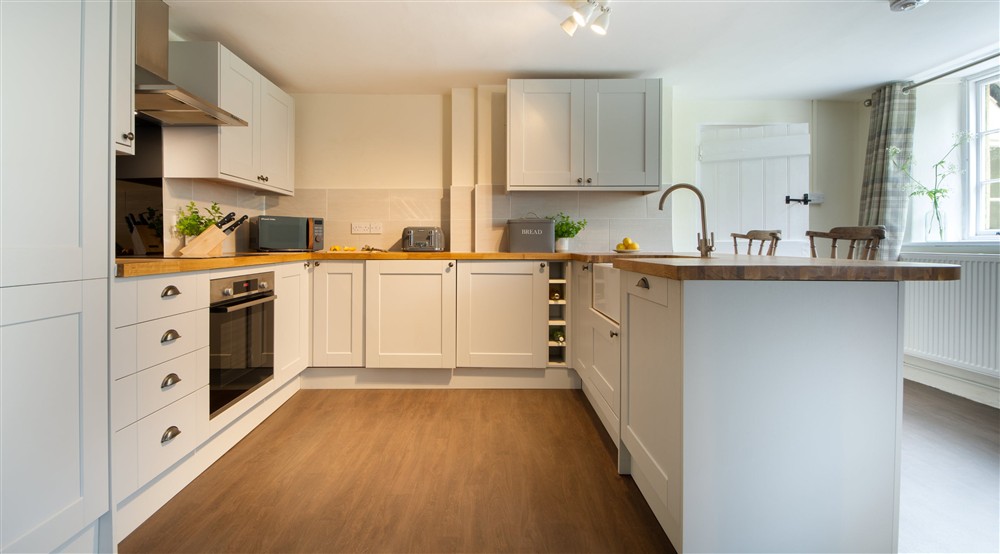 The open-plan kitchen, sitting and dining room (photo 4) at Riverside Cottage in Lynton, North Devon