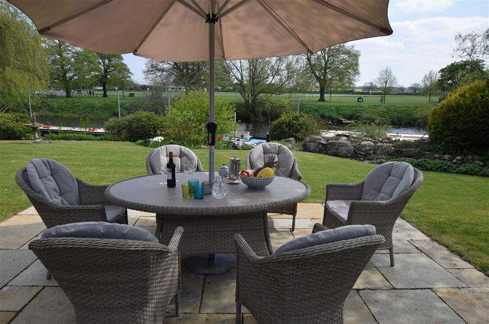 Alfresco dining by the river at Riverside House, Bidford-on-Avon