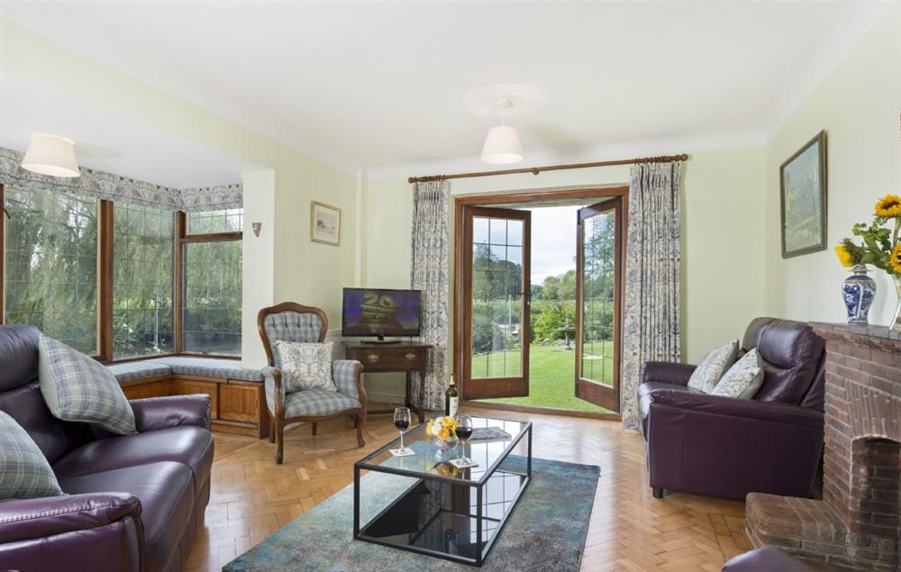 Spacious sitting room overlooking the River Avon at Riverside House, Bidford-on-Avon