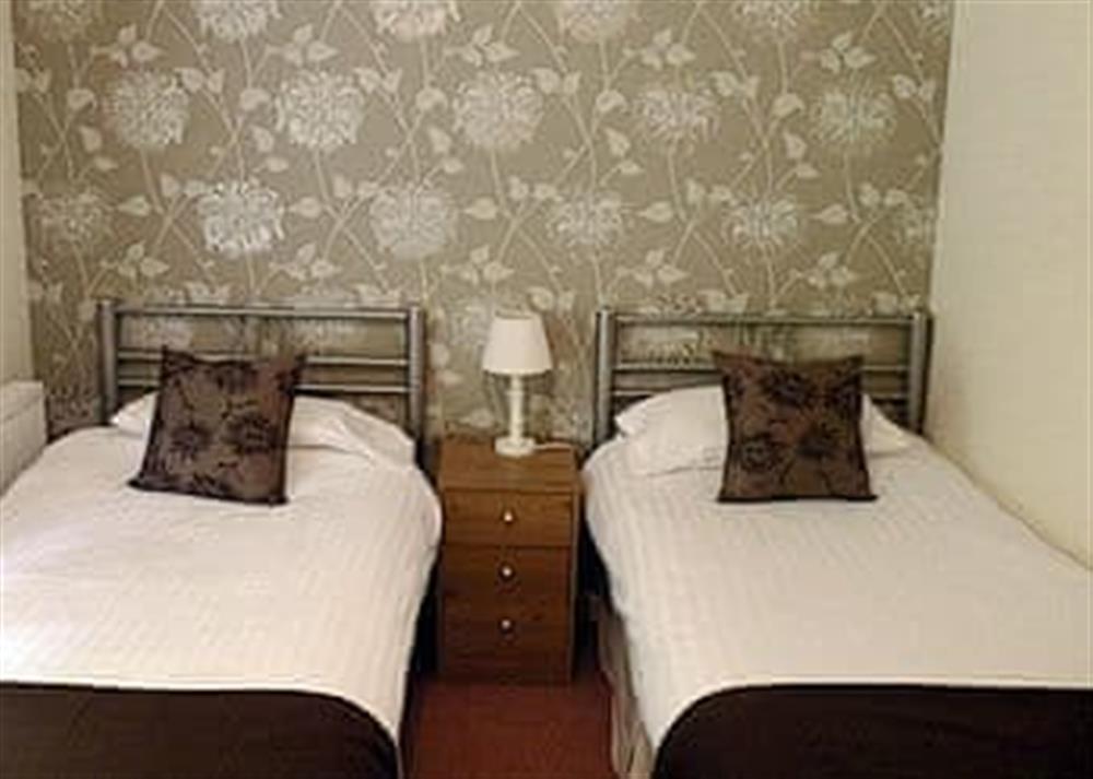 Twin bedroom at Riverside Villa in Liskeard, Cornwall
