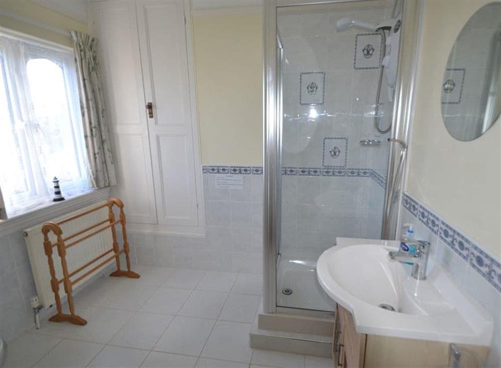 En-suite shower room (photo 2) at Riverview, 20 Park Road in Fowey, Cornwall