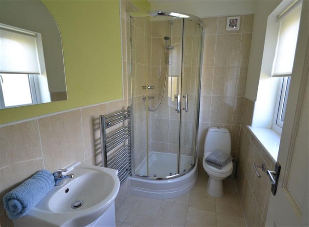 En-suite shower room at Riverview, 20 Park Road in Fowey, Cornwall