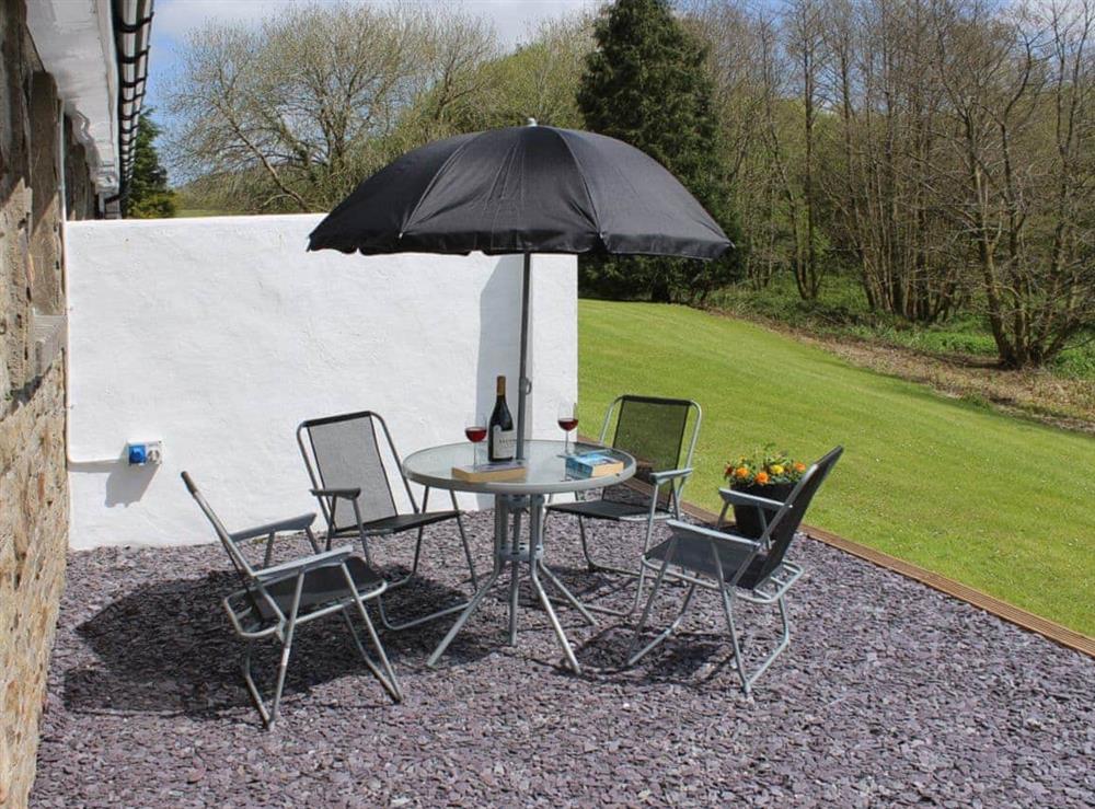 Sitting-out-area at Robin Cottage in Llandeilo, Dyfed