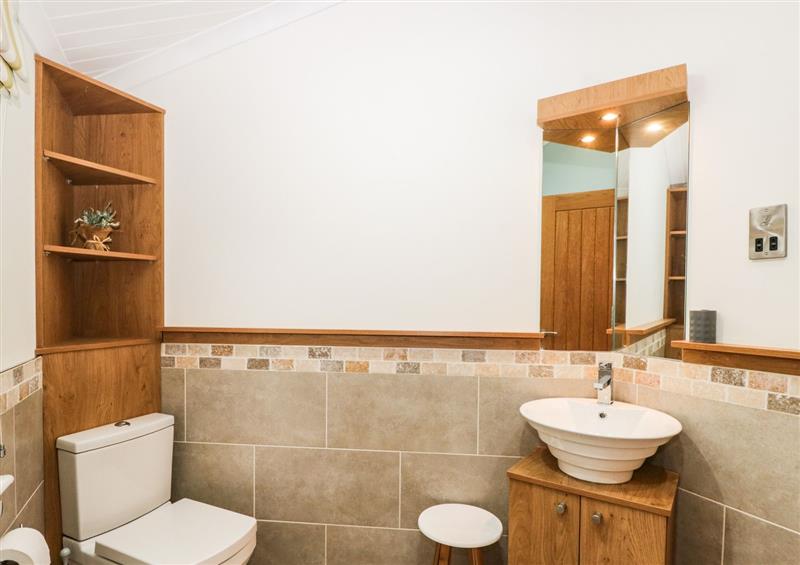 The bathroom at Robin Lodge, Allithwaite