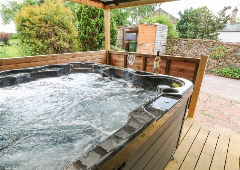 Enjoy the hot tub at Rock Cottage, Cliburn