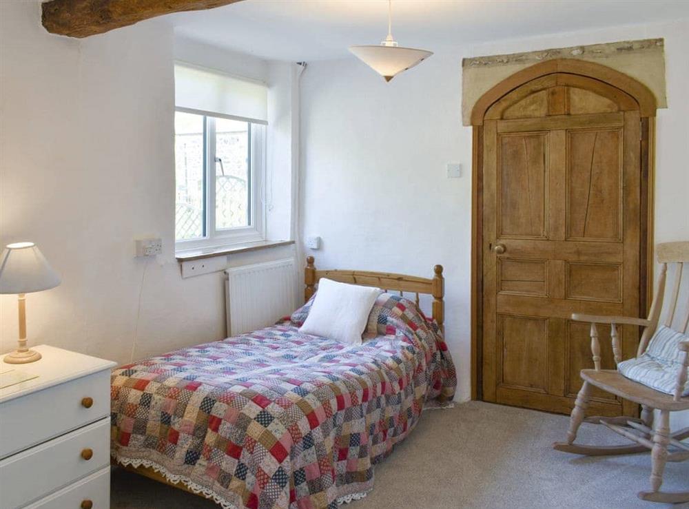 Light and airy twin bedroom at Clock Cottage, 