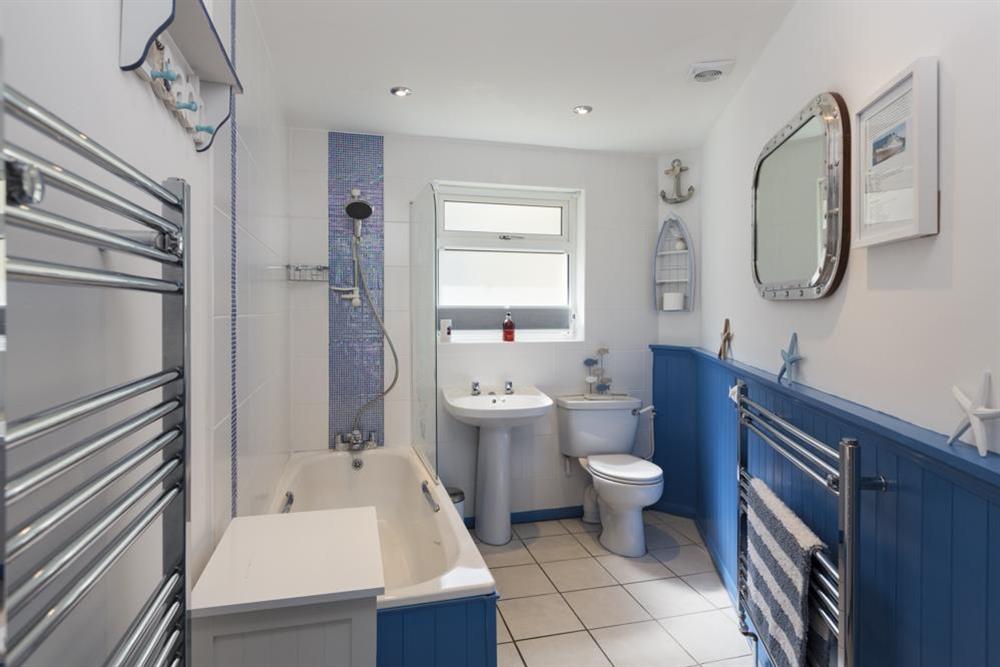 Family bathroom with bath/shower at Rockpoint in , Salcombe