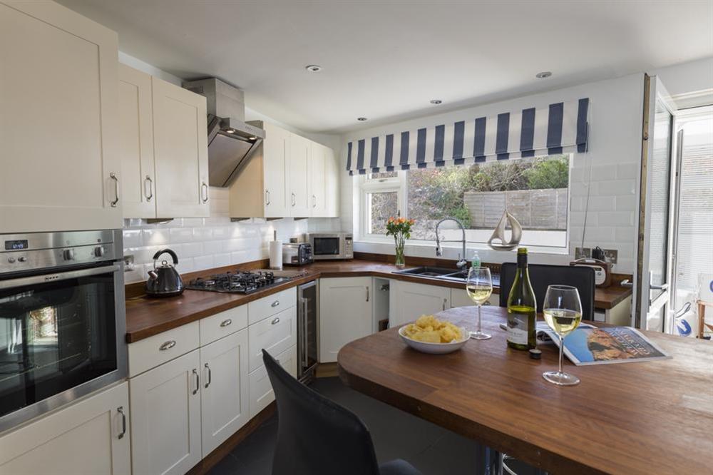 Well equipped kitchen with breakfast bar and 4 stools at Rockpoint in , Salcombe
